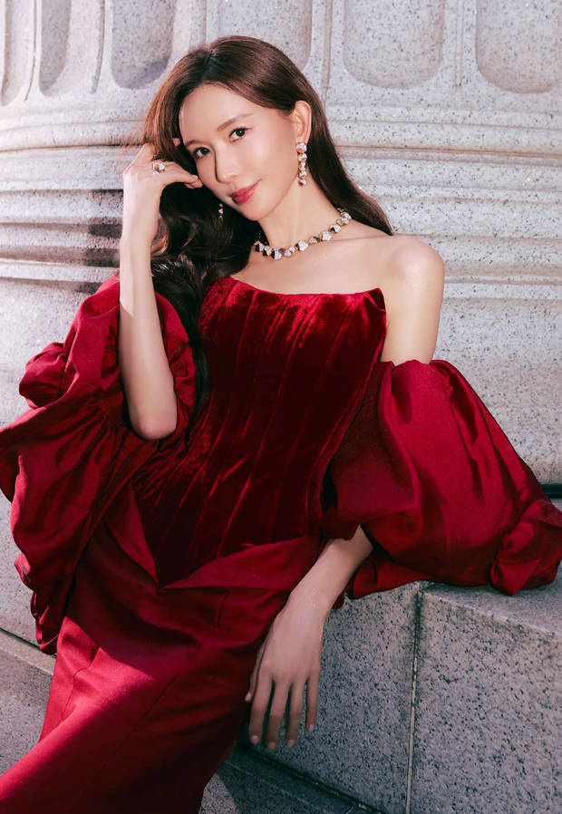 林志玲红丝绒抹胸裙，肌肤如雪，美神降临-1