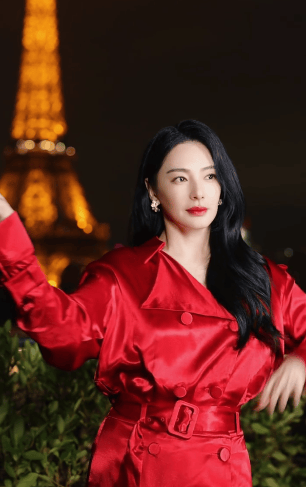 张雨绮巴黎时装周：红衣黑丝，性感惊艳亮相-1