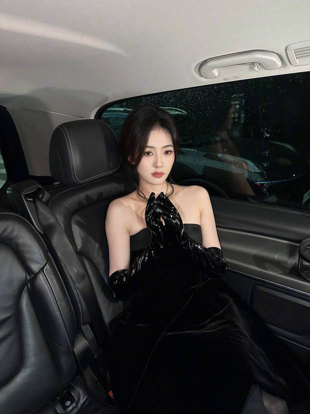 白鹿穿黑抹胸礼服,车内摆拍显优雅贵气-3 白鹿穿黑抹胸礼服,车内摆拍显优雅贵气-3