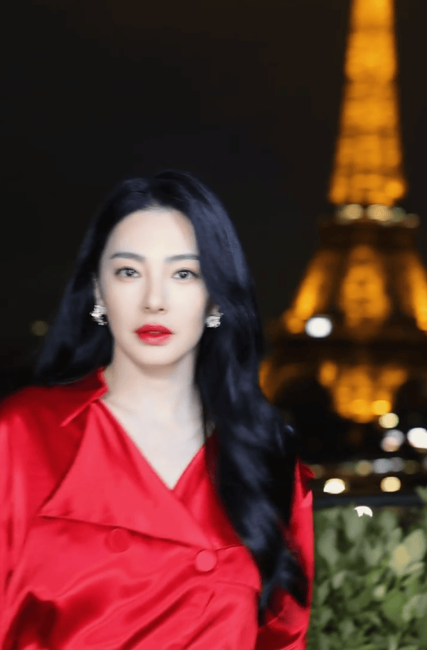 张雨绮巴黎时装周：红衣黑丝，性感惊艳亮相-3