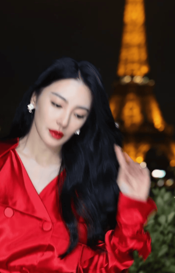 张雨绮巴黎时装周：红衣黑丝，性感惊艳亮相-4