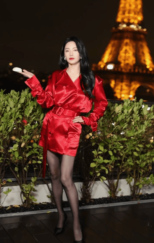 张雨绮巴黎时装周：红衣黑丝，性感惊艳亮相-2
