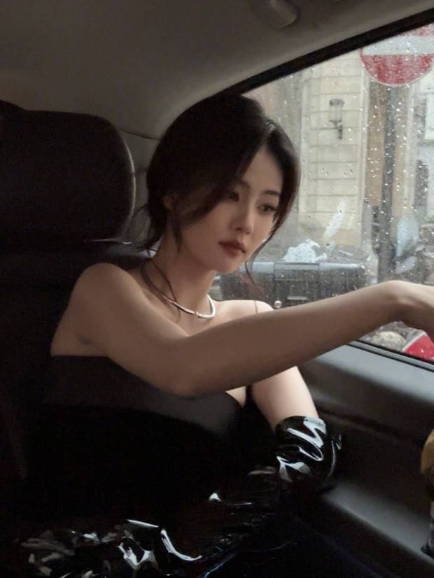 白鹿穿黑抹胸礼服,车内摆拍显优雅贵气-2 白鹿穿黑抹胸礼服,车内摆拍显优雅贵气-2