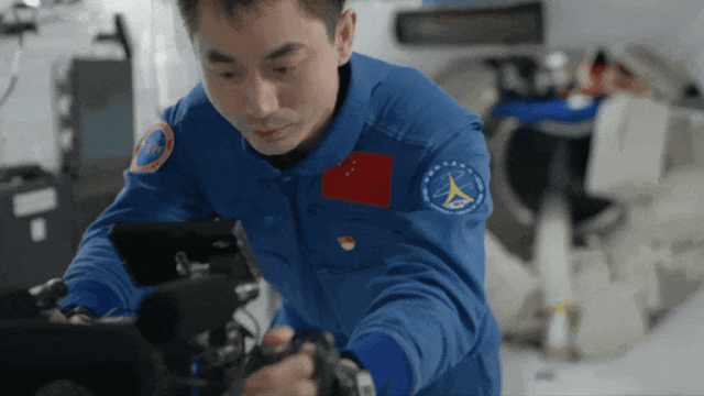 影院新片 | 《窗外是蓝星》：星光洒落人间-3