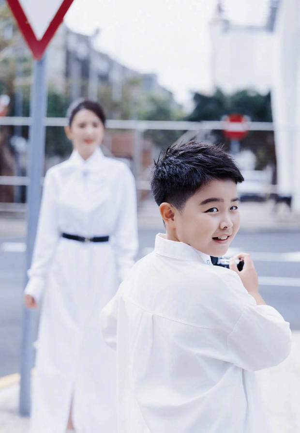 佟丽娅携朵朵登台，母子同框演绎温情时刻-1