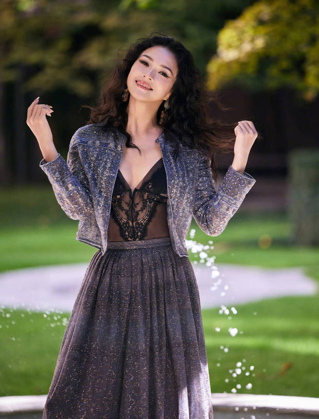 章子怡米兰时装周：黑丝透视吊带，性感抢镜美照-3