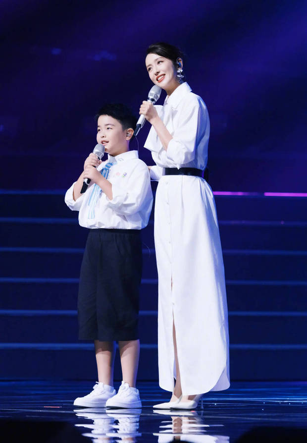 佟丽娅携朵朵登台，母子同框演绎温情时刻-4