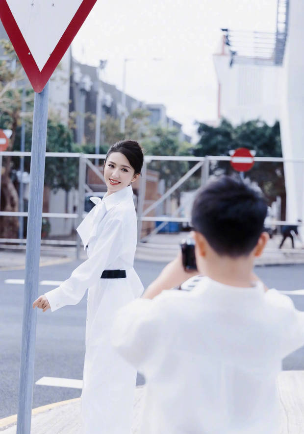 佟丽娅携朵朵登台，母子同框演绎温情时刻-2