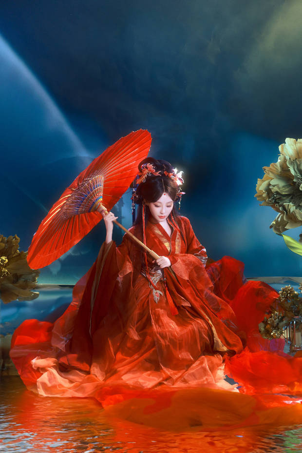 祝绪丹演绎《暗夜修罗》，红衣执伞，危险迷人-2