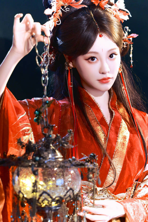 祝绪丹演绎《暗夜修罗》，红衣执伞，危险迷人-5